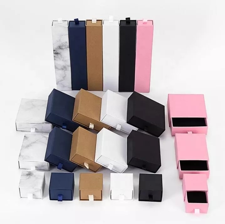 A cor completa do bracelete da colar imprimiu o material de veludo do cartão das caixas