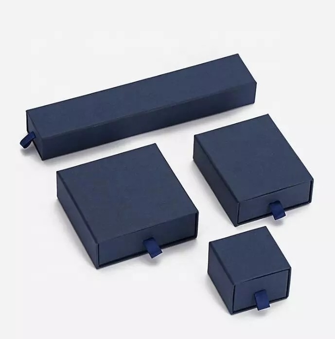 A cor completa do bracelete da colar imprimiu o material de veludo do cartão das caixas