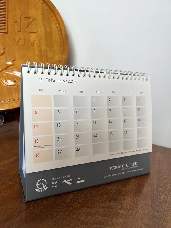 Calendário de mesa de papel de verniz UV colorido PMS Paper IIIustrator 128 grs