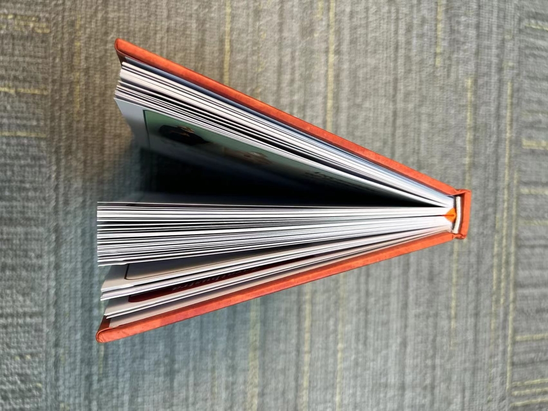 O cartão revestiu o livro para colorir feito sob encomenda de papel que imprime o projeto clássico CMYK